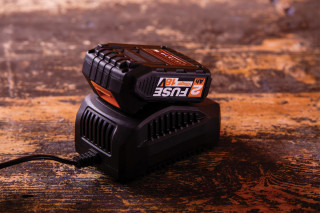 Fuse punjač 18V 2.4A 