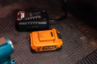 Fuse set baterija 1.5Ah + punjač 2.4A 