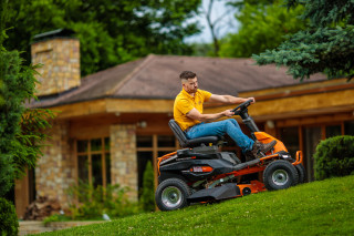 Akumulatorska traktor kosačica Villager Capricorn 38 